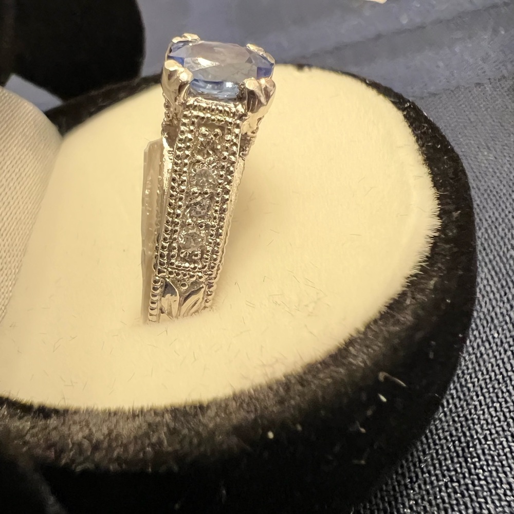 Elegant Platinum and Blue Sapphire Gemstone Ring - Picture 3 of 7